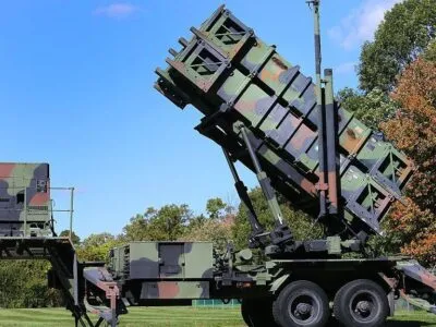Война с Ираном привела к дефициту боеприпасов в США, подтвердил генеральный инспектор Пентагона 2 Пусковые установки американского зенитно-ракетного комплекса Patriot на поле в Массачусетсе