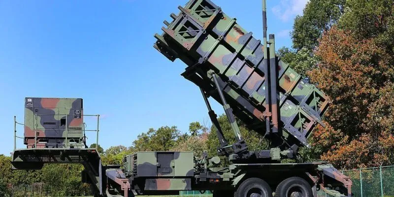 Пусковые установки американского зенитно-ракетного комплекса Patriot на поле в Массачусетсе