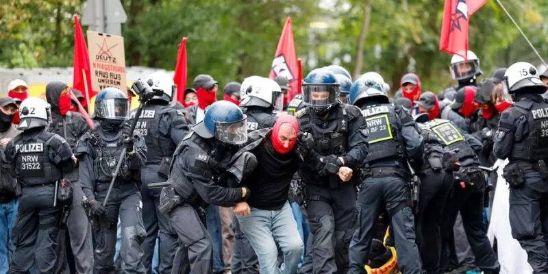 Антивоенная демонстрация в Кельне переросла в беспорядки 1 79054363 403.jpg Deutsche Welle