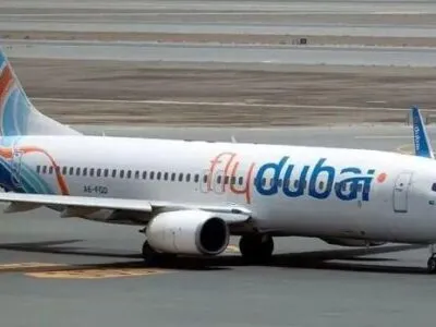 Летевший в Тель-Авив самолет FlyDubai подал сигнал бедствия. По данным СМИ, на борту подрались пилоты 4 Самолет авиакомпании Flydubai на земле