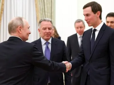 Путин жмет руку Джареду Кушнеру, за ними стоит Стив Уиткофф.