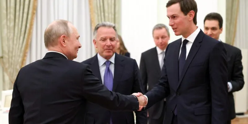 Путин жмет руку Джареду Кушнеру, за ними стоит Стив Уиткофф.