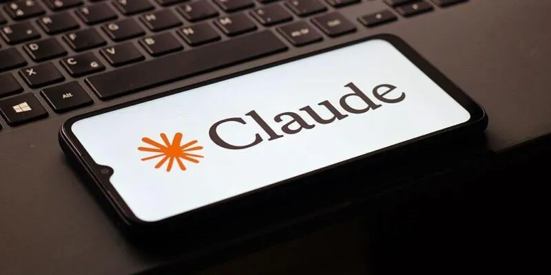 Логотип Claude на смартфоне