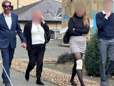 Четыре человека идут возле здания суда, лица троих размыты. Четвёртый человек, мужчина с бородой в синем костюме, белой рубашке и солнцезащитных очках, идёт с белой тростью