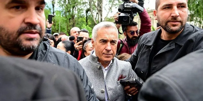 В Румынии задержали бывшего кандидата в президенты Джорджеску по делу о мошенничестве. Что известно 1 Джорджеску в окружении людей.