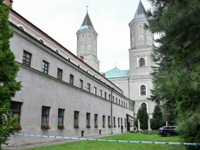 Гражданин Украины убил ножом священника в Польше. Это преступление осудили Туск и Зеленский 2 Территория возле религиозного сооружения, огороженная лентой