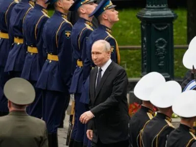 Путин среди военных