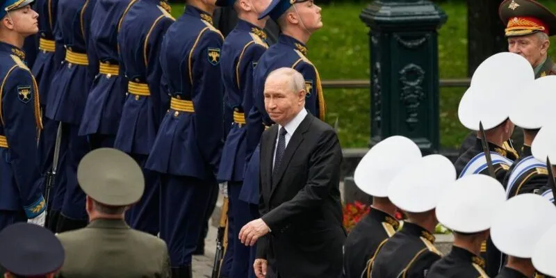 Путин среди военных