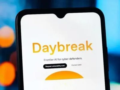 Надпись «Daybreak» оранжевого цвета на белом фоне в виде телефона. Под ней — надпись «Frontier AI для специалистов по кибербезопасности».