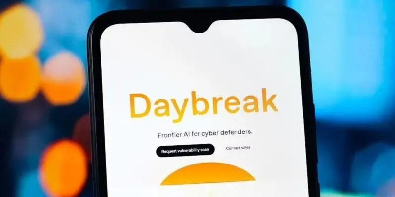 Надпись «Daybreak» оранжевого цвета на белом фоне в виде телефона. Под ней — надпись «Frontier AI для специалистов по кибербезопасности».