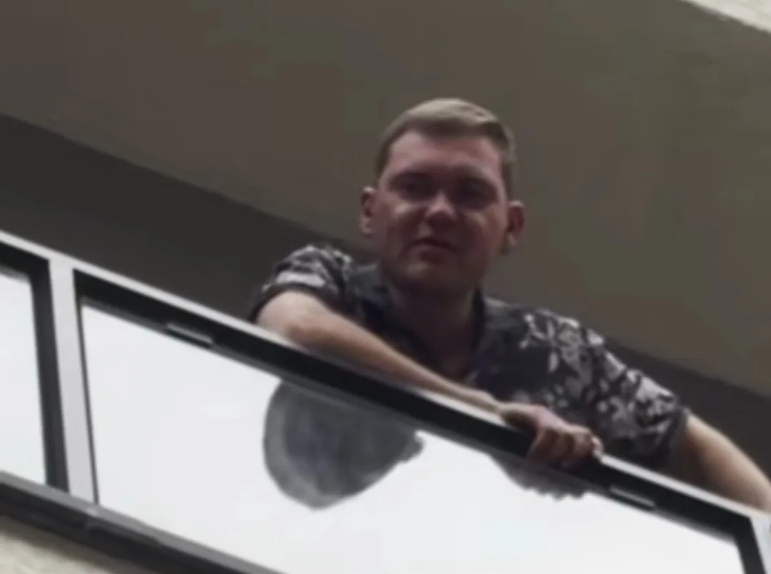 Russian Citizen Who Urinated from Balcony in Tbilisi Sentenced to 15 Days in Jail, to Be Deported from Georgia