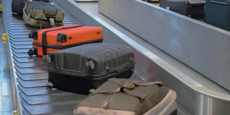 Из Ирландии депортированы 43 гражданина Грузии 1 suitcases on conveyor belt at an airport 2026 03 18 16 05 10 utc новости
