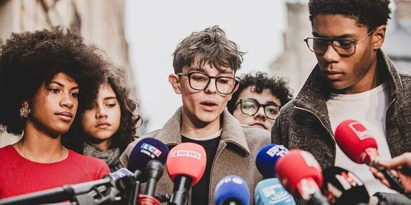 Власти Франции пошли на уступки старшеклассникам. Но те все равно недовольны и обещают продолжать протесты 1 Луи Летублон из CAVL (Академического совета по вопросам жизни старшеклассников) выступает перед прессой в окружении Юлии Кудады, генерального секретаря ассоциации Les Lyceens, Эми Бусье из CAVL в Орлеане, Эчевери Сандовала из CNVL (Национального совета по вопросам жизни старшеклассников) и Натанаэля Комбари, президента организации Renouveau Lyceen в Париже.
