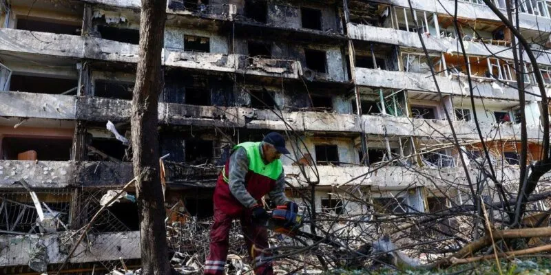 Во время атаки под удар попала жилая девятиэтажка в Деснянском районе Киева