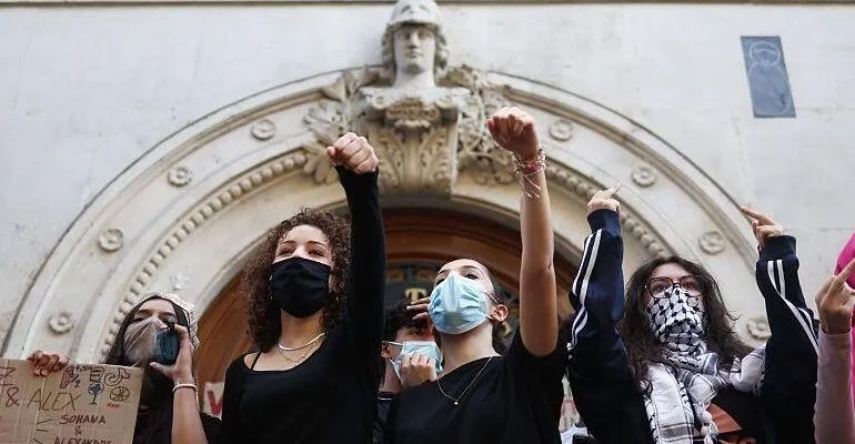Учащиеся лицея Тюрго в Париже на акции перед зданием учебного заведения