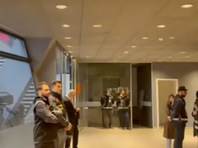 В Турции полиция пришла с обысками на оппозиционный телеканал, его вещание остановлено 2 Полицейские стоят рядом с телестудией Halk TV