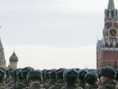 Милитаристская трехлетка. Правительство России представило военный бюджет 3 Военнослужащие в зимней форме на фоне Спасской башни Кремля и собора Василия Блаженного