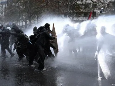 Во Франции на протестах 24 октября пострадали более 250 демонстрантов, полиция задержала 1435 человек и ожидает новых беспорядков в субботу 2 79755176 403.jpg Deutsche Welle