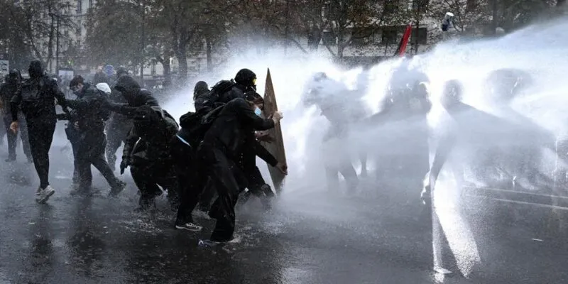 Во Франции на протестах 24 октября пострадали более 250 демонстрантов, полиция задержала 1435 человек и ожидает новых беспорядков в субботу 1 79755176 403.jpg Deutsche Welle