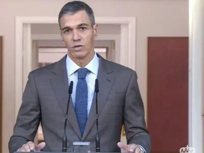 Премьер-министр Испании объявил о досрочных выборах из-за массовых жилищных протестов в стране 2 Санчес за трибуной