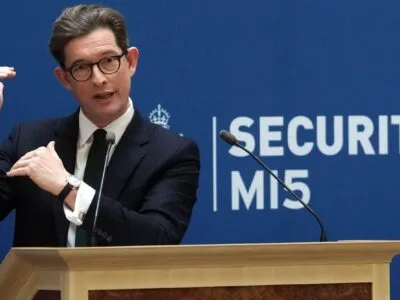 Глава британской контрразведки MI5 назвал Россию «агрессором номер один» 3 Глава британской службы контрразведки и внутренней безопасности MI5 Кен Маккаллум жестикулирует на трибуне