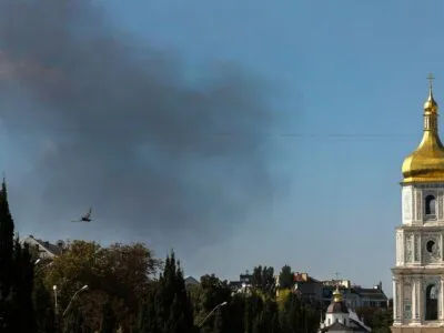 Дым после российских ударов по Киеву над Софийским собором