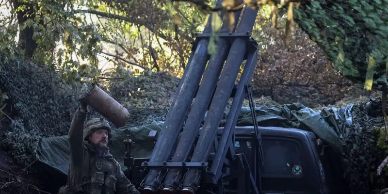 Украинский военнослужащий ведет огонь по реактивной системе залпового огня на фронте возле Доброполья