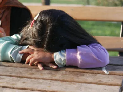 child resting head on wooden table outside 2026 09 23 07 11 33 utc новости