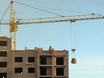 construction crane lifting materials at building s 2026 09 24 09 02 42 utc SOVA-блог featured