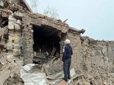 В Запорожье 17 человек погибли в результате авиаудара на следующий день после снятия санкций США с российского дизеля 2 Мужчина осматривает разрушенный частный дом.