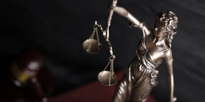 scales of justice with gavel on dark background 2026 09 24 07 04 56 utc общество featured, Минанда Товстик
