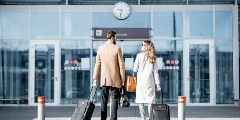 stylish couple arriving at airport with luggage 2026 09 24 02 44 07 utc новости